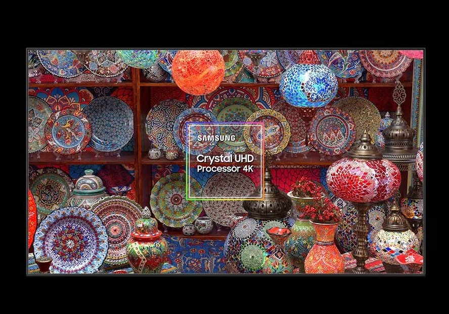 Un téléviseur Samsung CU8000 Crystal UHD affichant une image très détaillée et colorée d'un étalage d'assiettes en céramique et de lampes en mosaïque de style oriental. Le logo 'Samsung Crystal UHD Processor 4K' est visible au centre de l'écran.