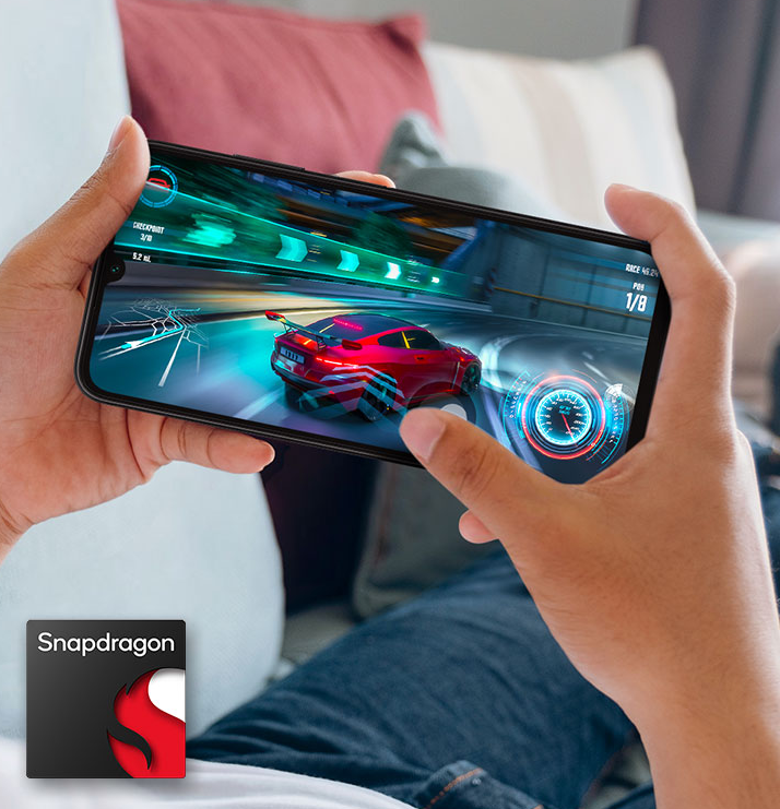 Une personne jouant à un jeu de course sur un Samsung Galaxy A05s Performances de jeu du smartphone Samsung Galaxy A05s.sur un écran haute résolution.