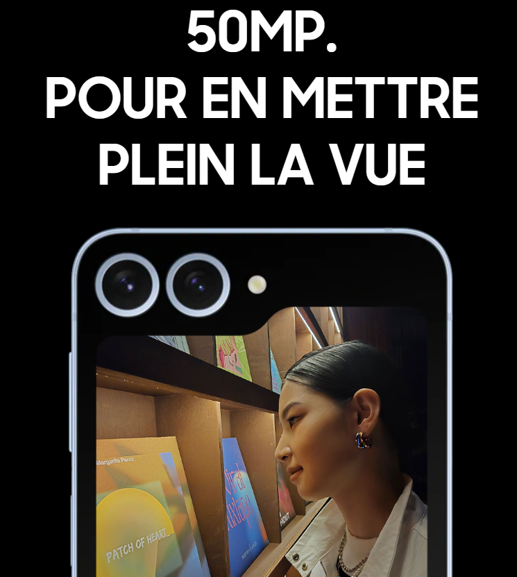 Un téléphone portable vu de face, affichant une photo de haute qualité prise avec son appareil photo de 50 Mpx. La photo montre une femme devant une bibliothèque. Le texte au-dessus de l'image est "50MP. POUR EN METTRE PLEIN LA VUE", mettant l'accent sur la haute résolution de la caméra. cree moi la balise alt pour samsungtunisia.com