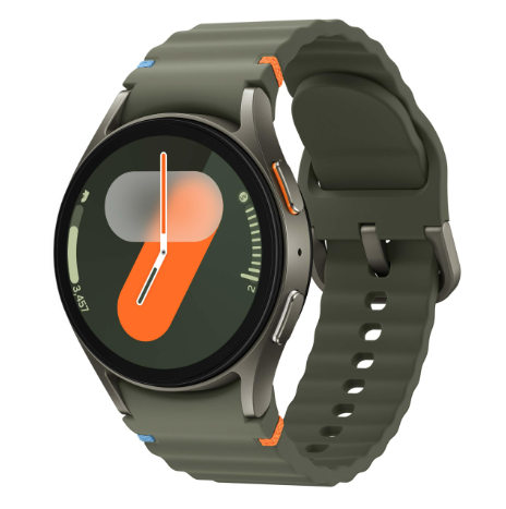 Montre connectée Samsung Galaxy Watch7 avec un bracelet vert olive, affichage de l'heure et des informations de suivi d'activité sur un cadran rond.