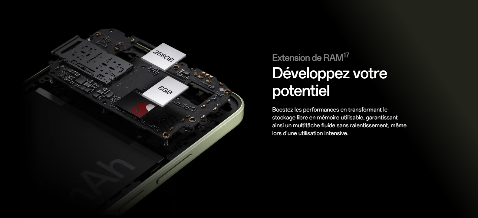 Vue rapprochée de l'intérieur de l'Oppo A5 Pro montrant les puces de RAM (8GB) et de stockage (256GB), illustrant la fonctionnalité d'extension de RAM pour améliorer les performances et le multitâche.