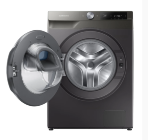 Lave-linge frontal Samsung gris foncé avec porte ouverte, tambour intérieur visible et panneau de commande numérique affichant des réglages.
