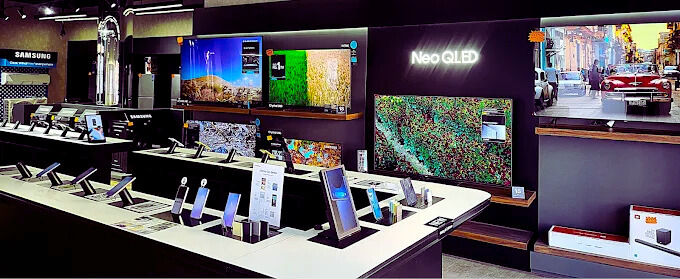 Boutique Samsung Tunisia avec smartphones Galaxy et téléviseurs Neo QLED en exposition, Contactez-nous Samsung Tunisie Brandshop